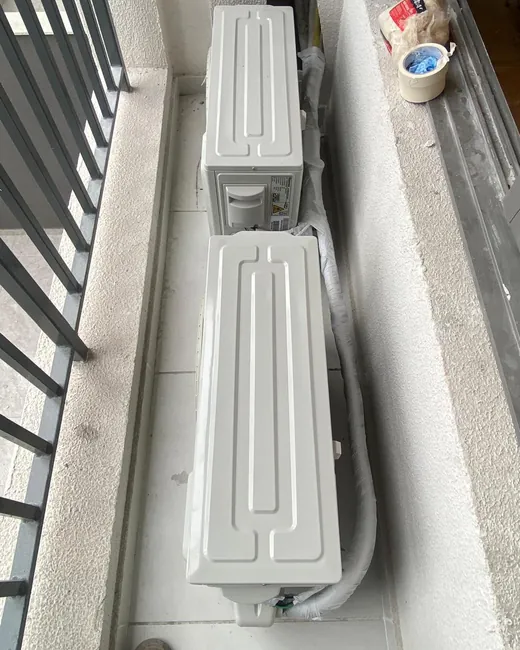 Canaleta de acabamento cobrindo a tubulação aparente.