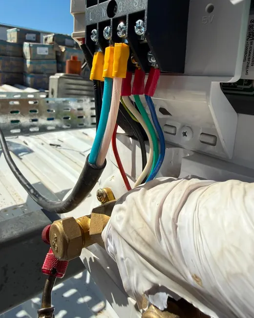 Terminais elétricos identificados por cor na condensadora.