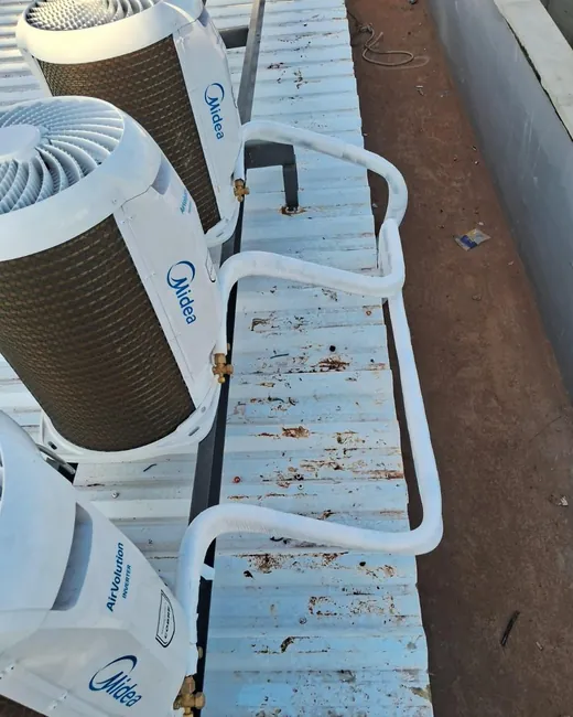 Bateria de condensadoras durante a execução da obra.