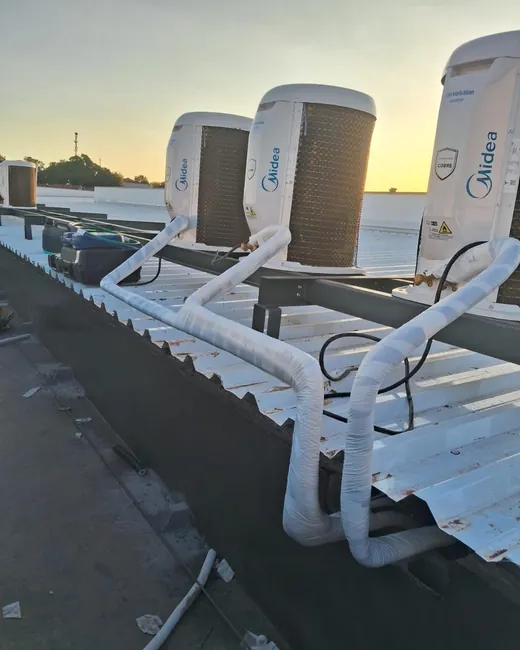 Cobertura com condensadoras instaladas ao entardecer.