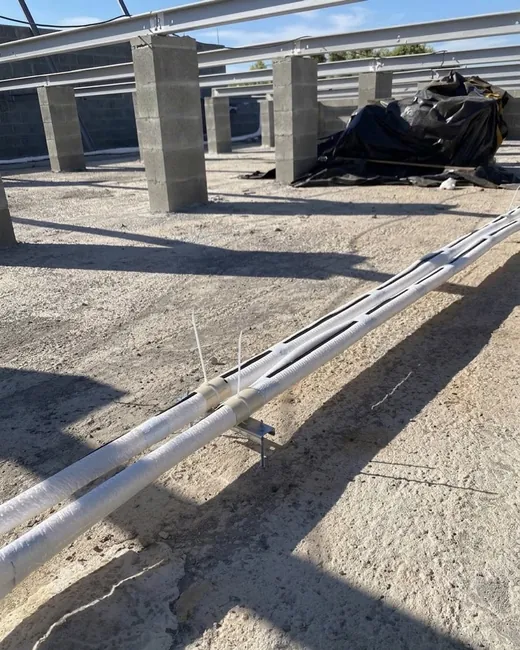 Linha frigorífica isolada atravessando a laje em direção às salas.